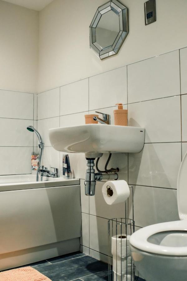 Bv Cosy Basement Apartment At Conditioning House Bradford  Bagian luar foto